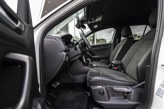 Volkswagen T-Roc view 11