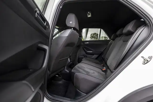 Volkswagen T-Roc view 12