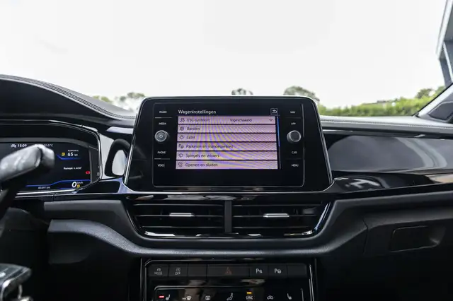 Volkswagen T-Roc view 26
