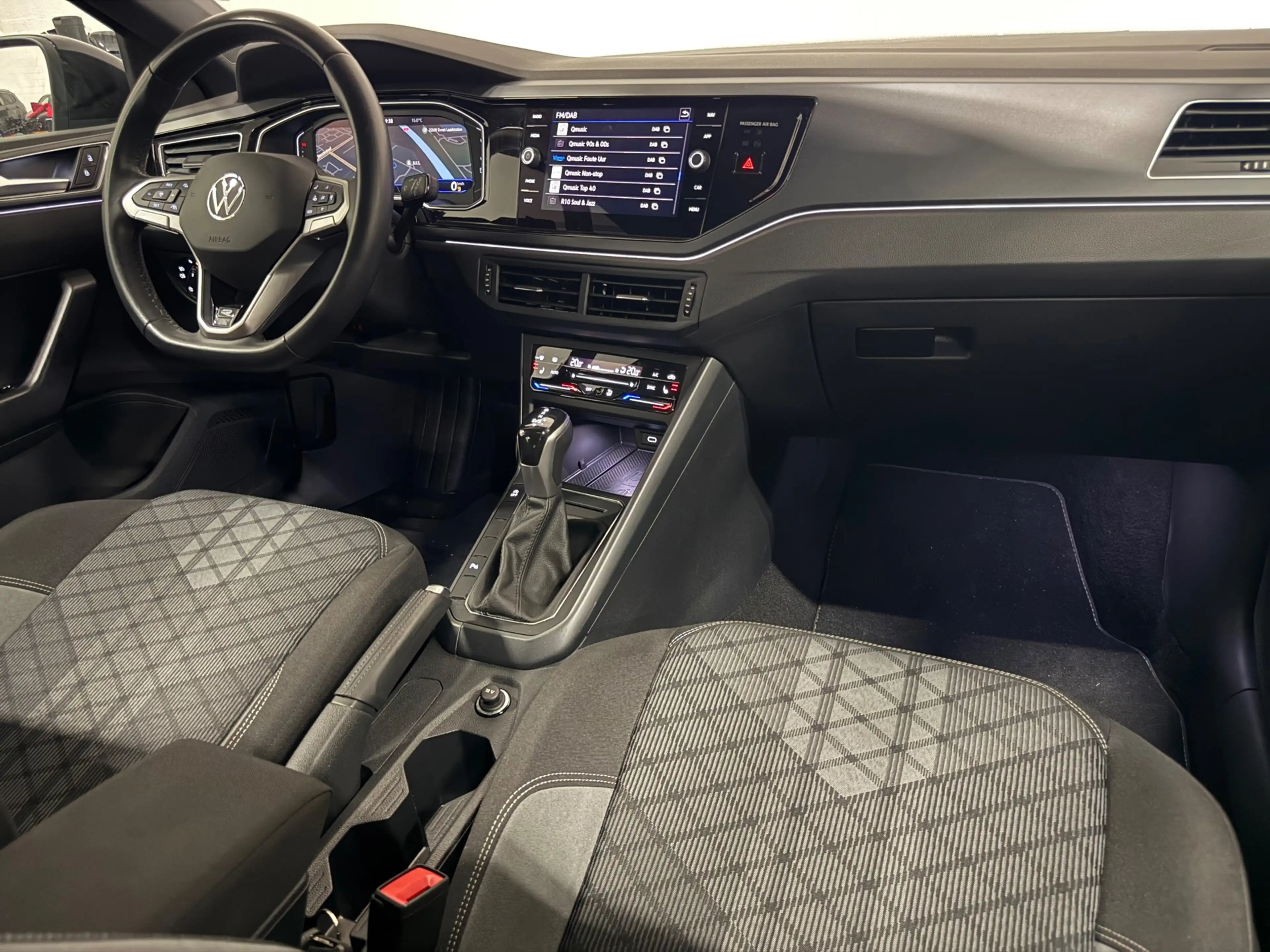 Volkswagen Taigo 1.0 TSI 3 x R-Line Blackpack Pano Keyless Camera 1 — photo 3