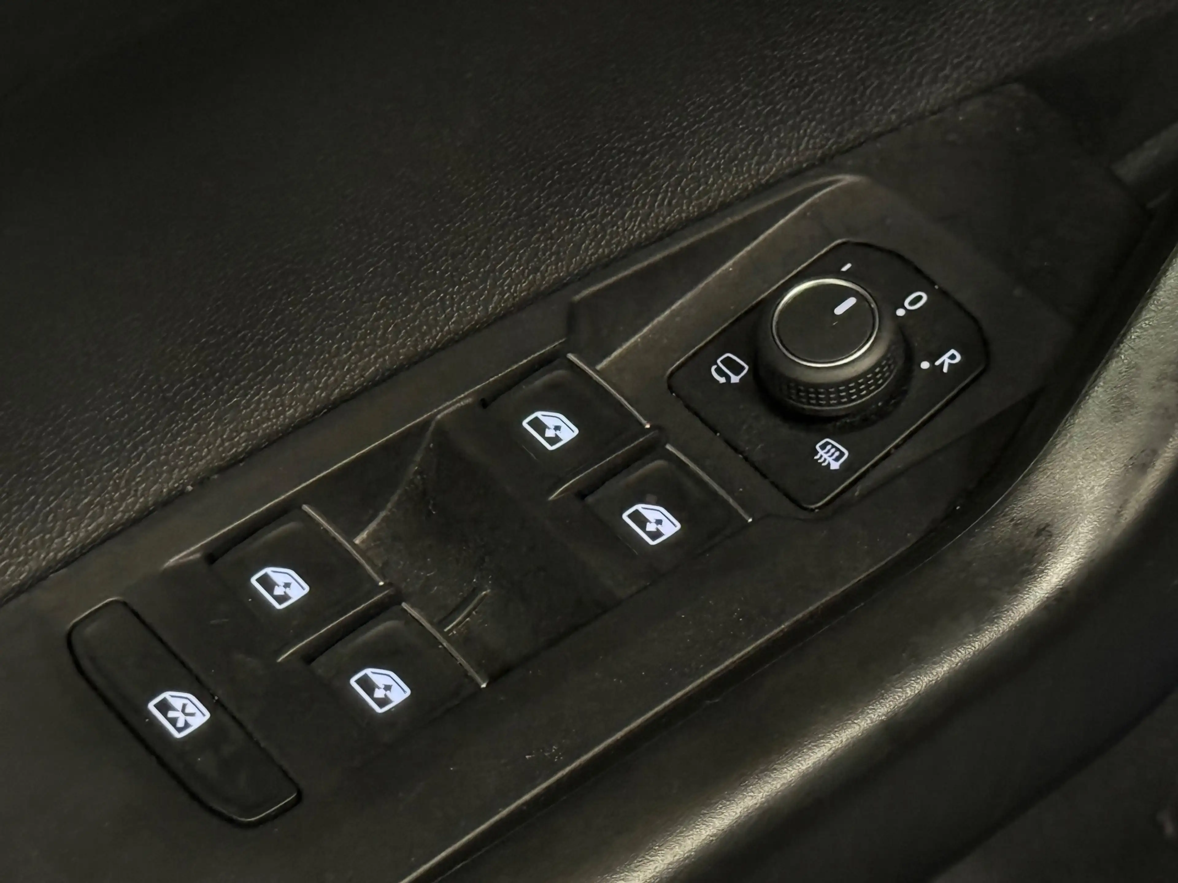 Volkswagen Taigo 1.0 TSI 3 x R-Line Blackpack Pano Keyless Camera 1 — photo 9