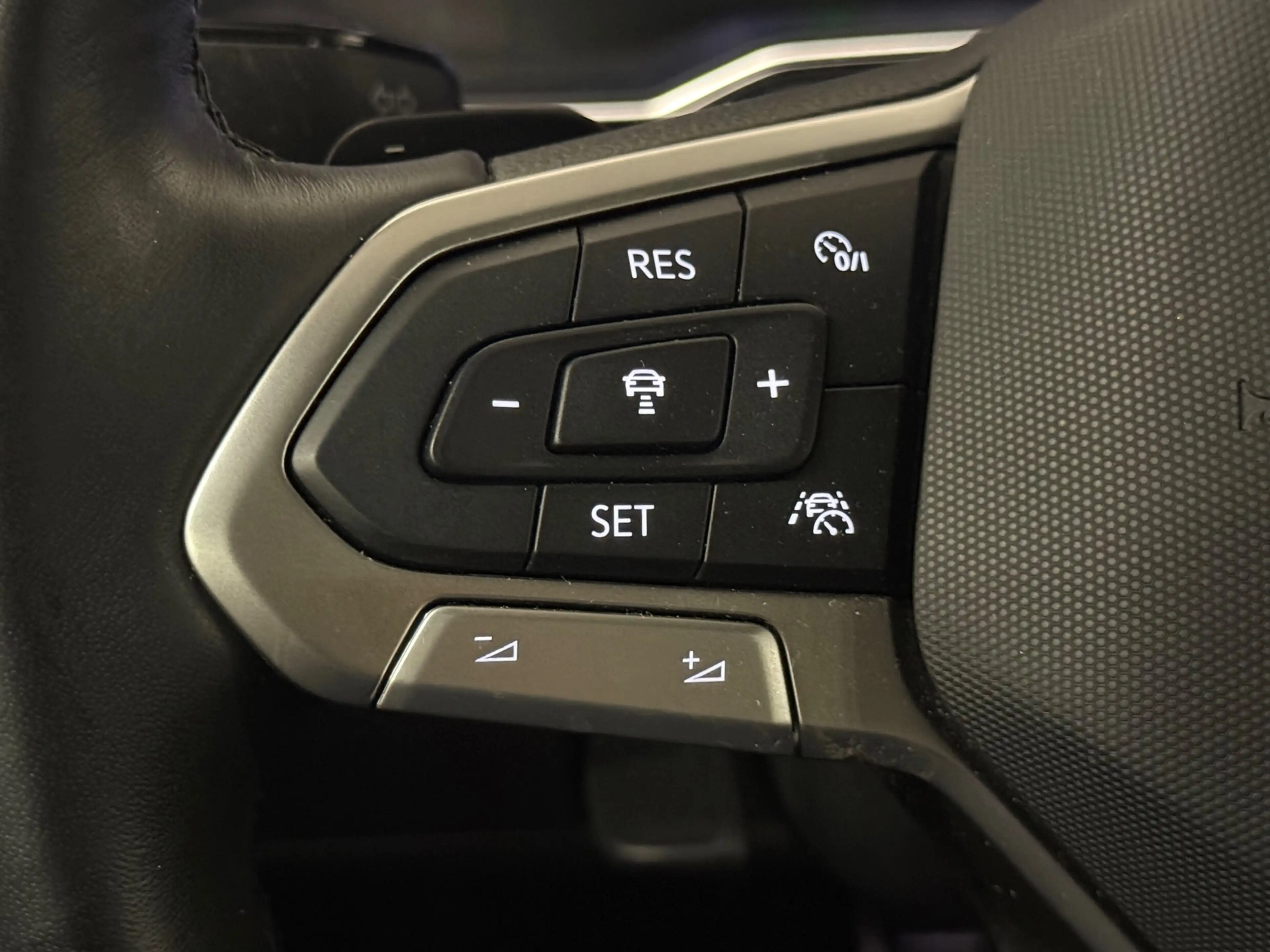 Volkswagen Taigo 1.0 TSI 3 x R-Line Blackpack Pano Keyless Camera 1 — photo 6