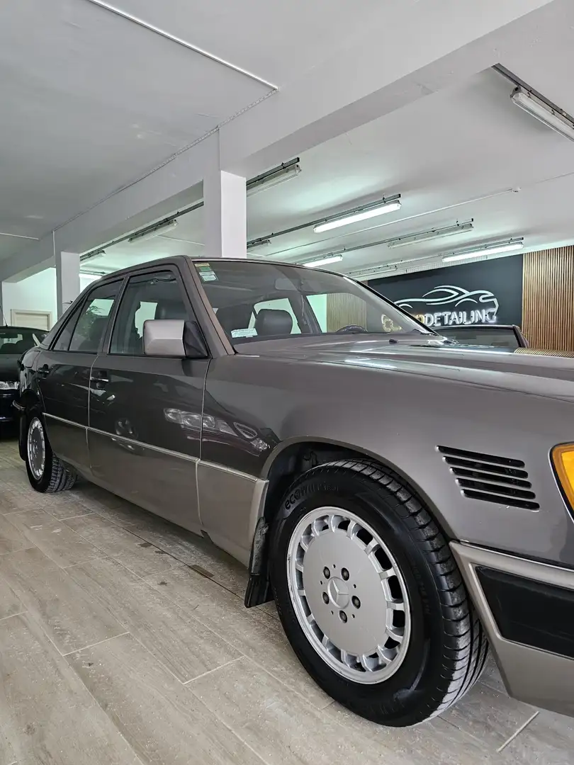 Mercedes-Benz E 250 D Turbo version americana W124 - 1