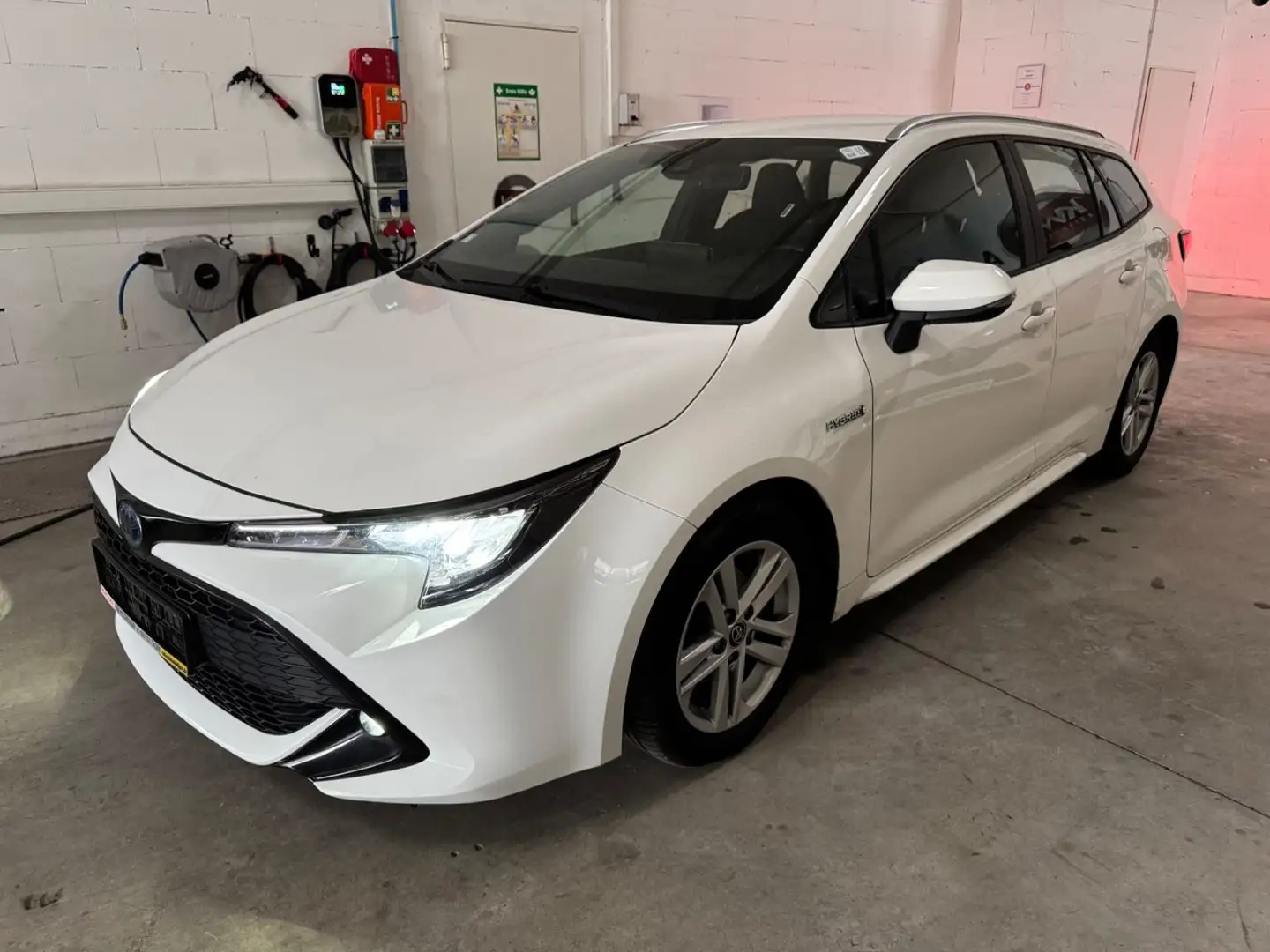 Toyota Corolla Touring Sports 1.8 Hybrid Blanc - 1