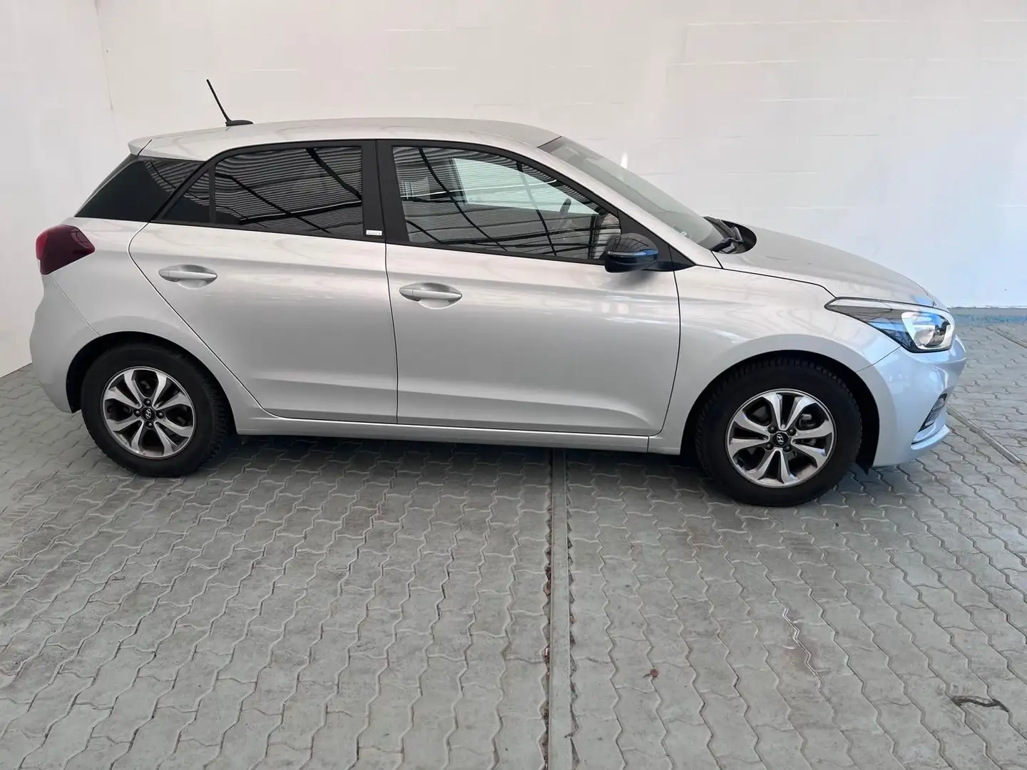 Hyundai i20 Advantage Silber - 2
