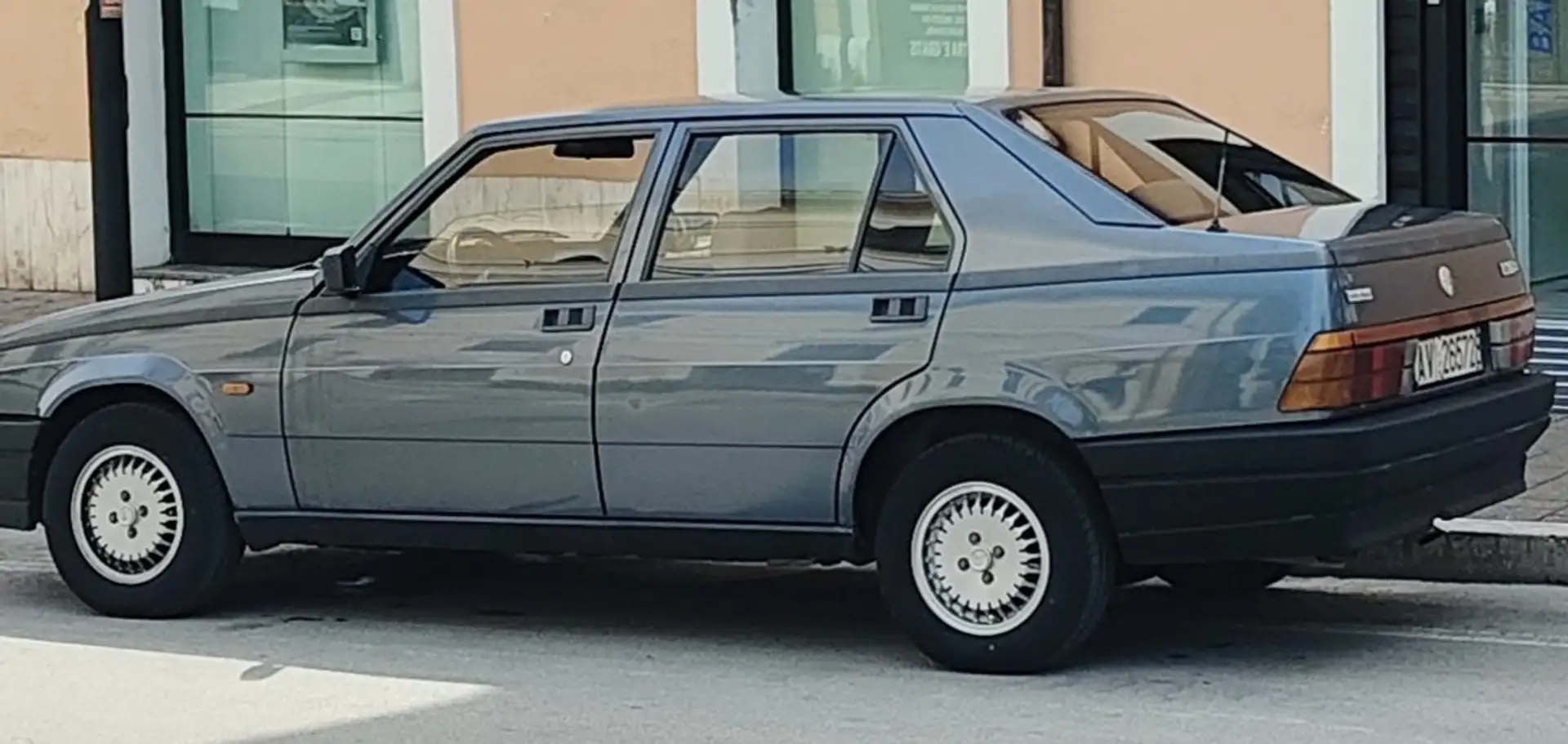 Alfa Romeo 75 75 2.0 td Bleu - 1