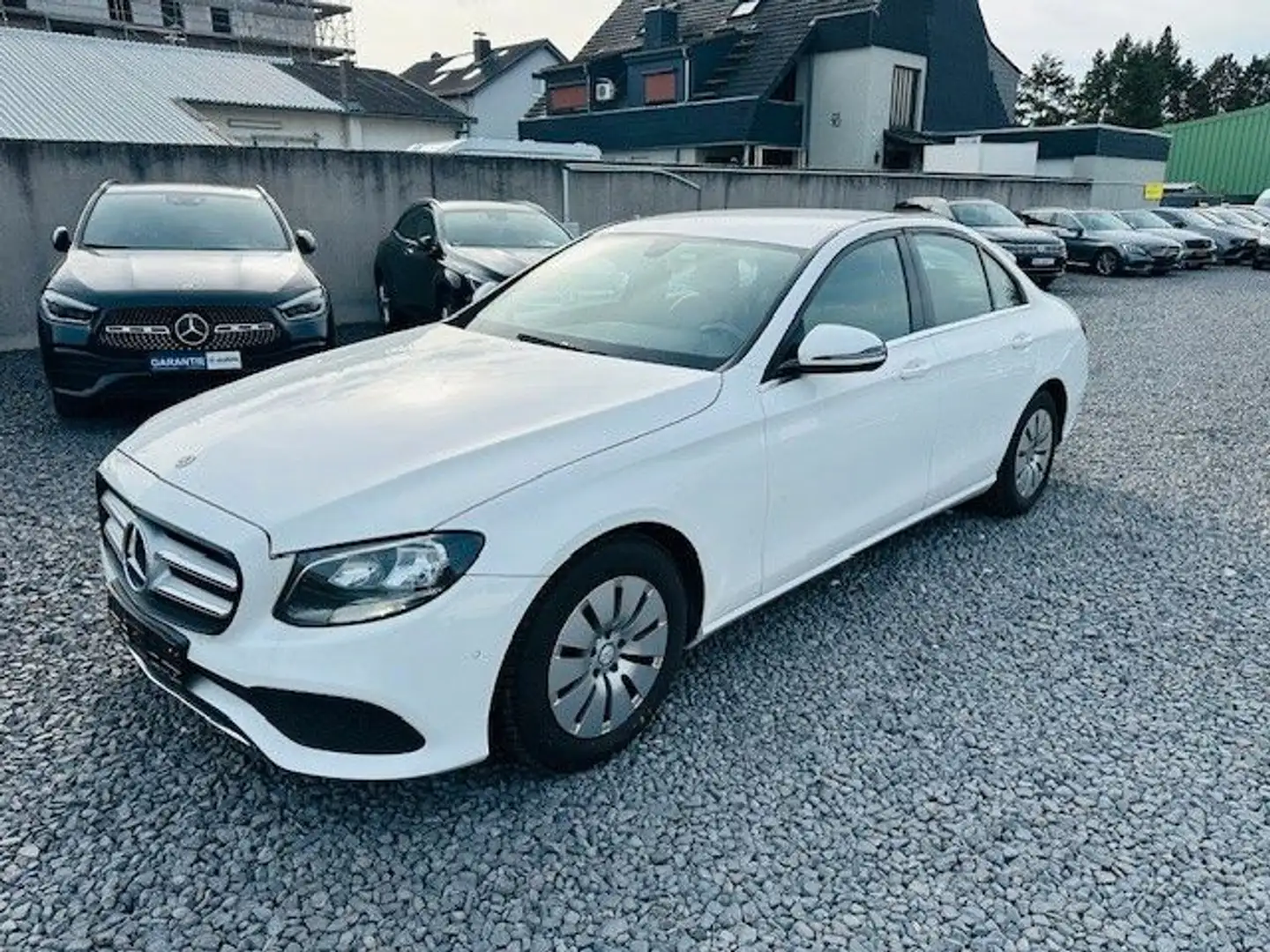 Mercedes-Benz E 200 d Lim 9G-Tronic Weiß - 1