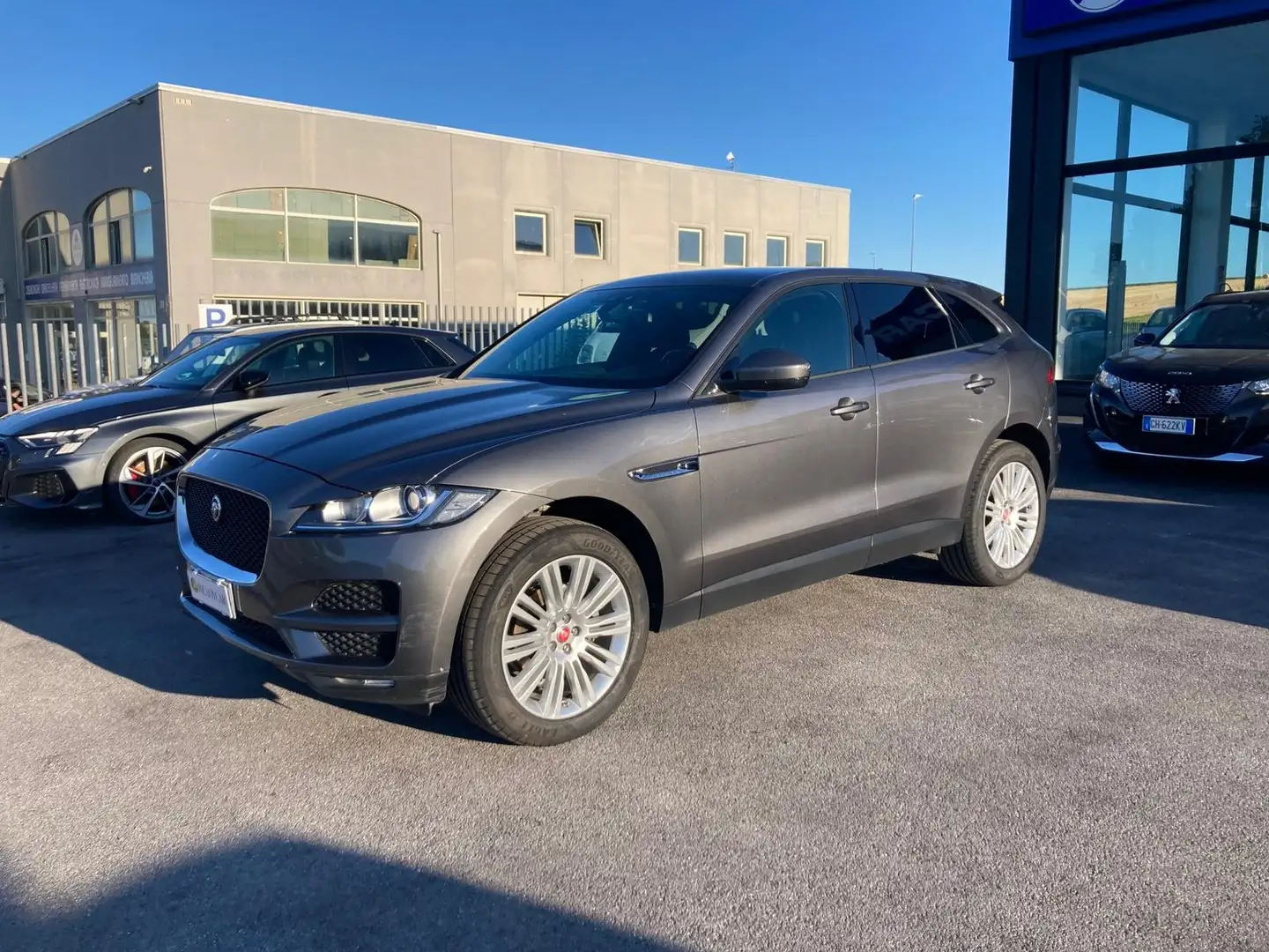 Jaguar F-Pace 2.0d Pure awd 180cv auto Gris - 2