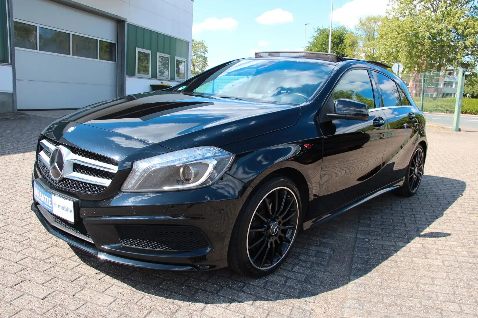 Mercedes-Benz A 220 d BlueEfficiency, AMG Line, Pano, RFK Чорний - 2