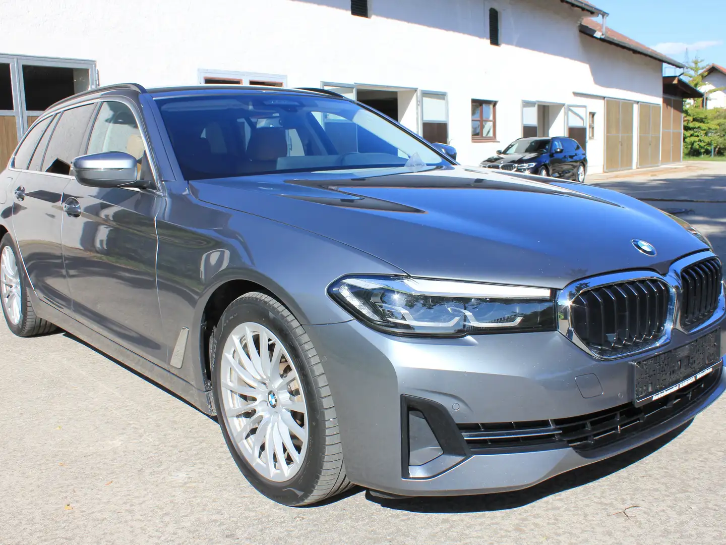 BMW 530 530 e Touring AHK Leder DrivingAssist+ Kamera 1Hd Grau - 2