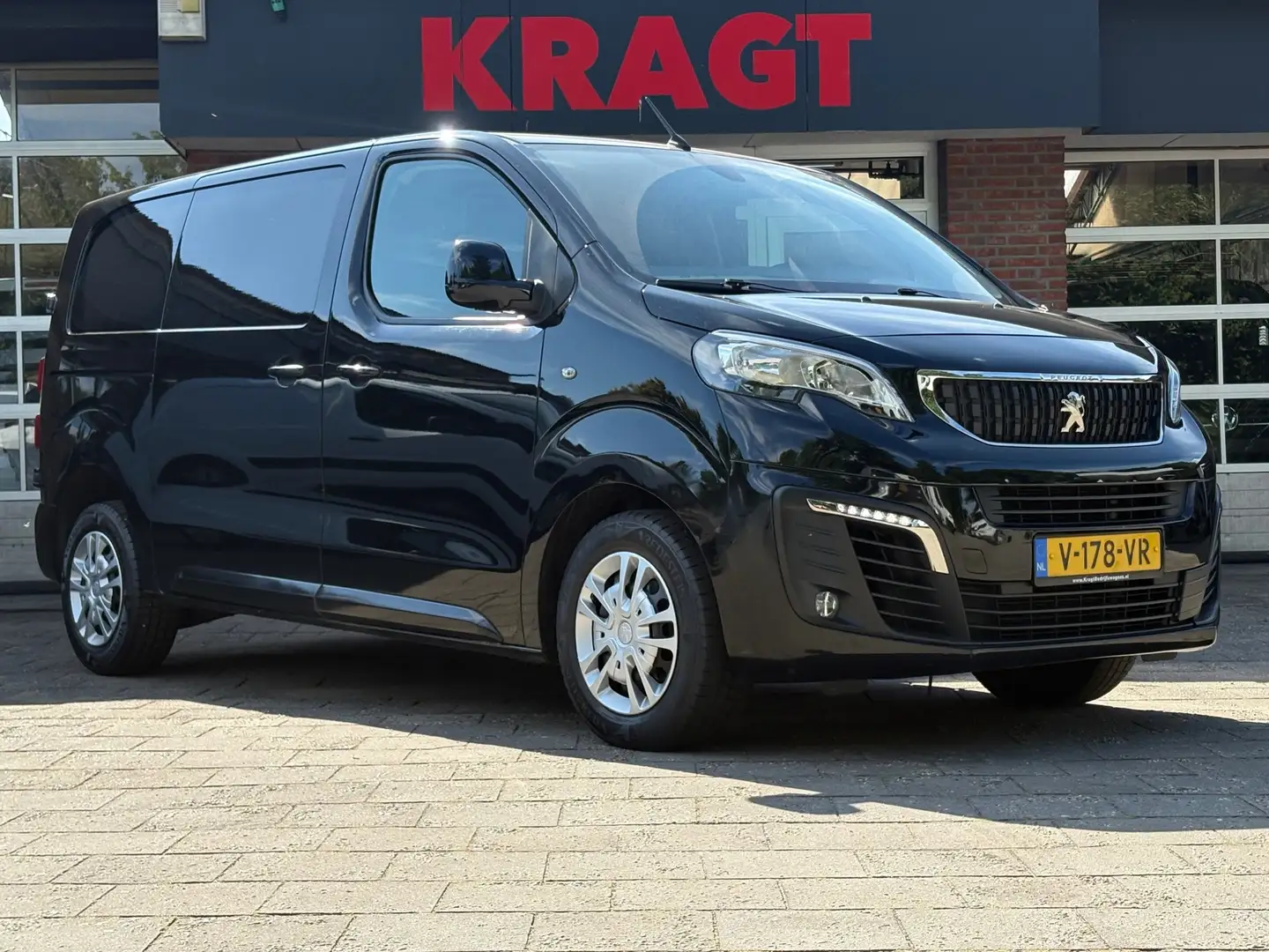 Peugeot Expert 231S 2.0 BlueHDI 120 Premium Pack, Navi, Cruise, A Zwart - 2