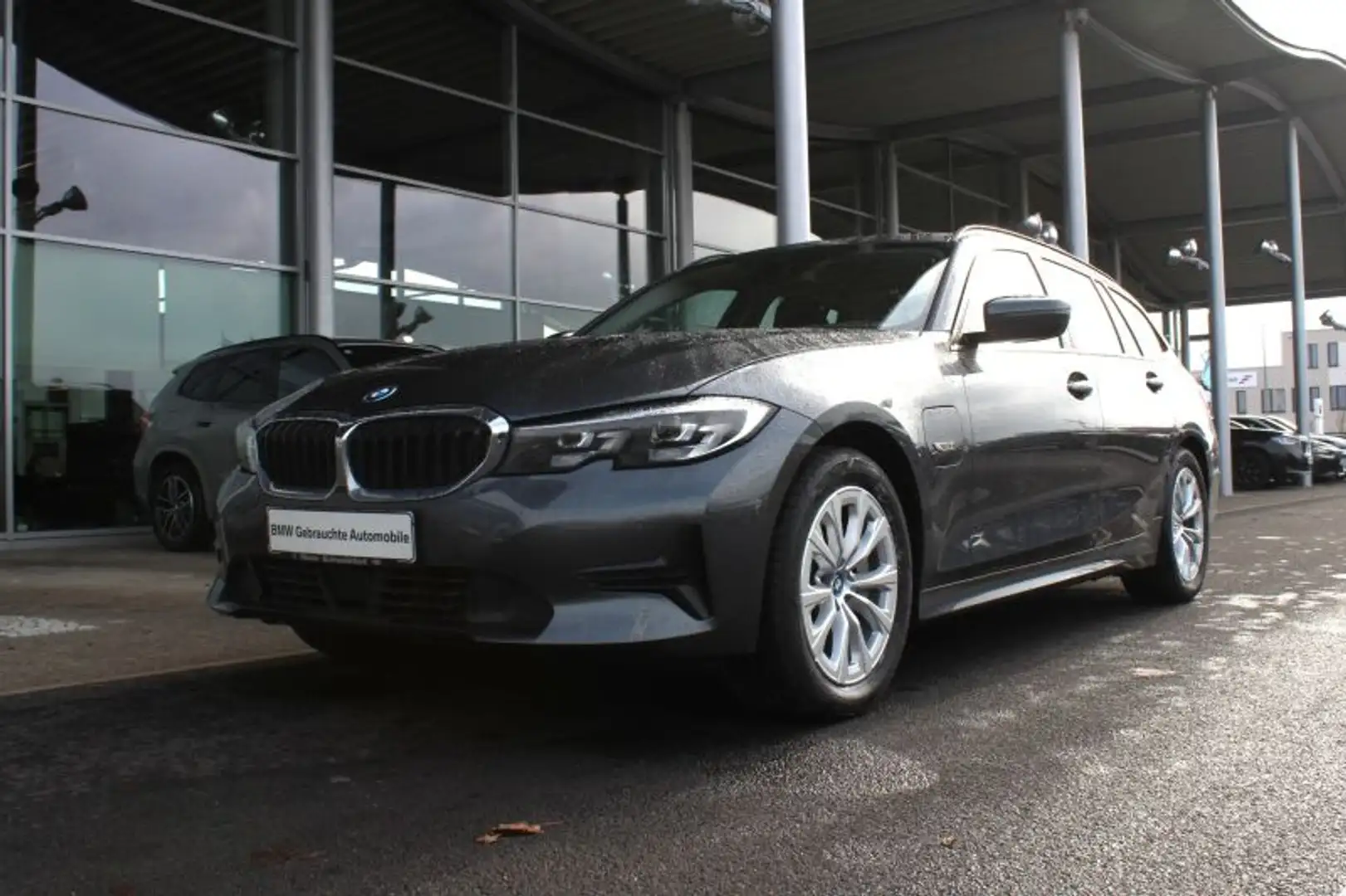 BMW 330 e Tour. Advantage LiveCockpit. Teilleder. Grau - 2