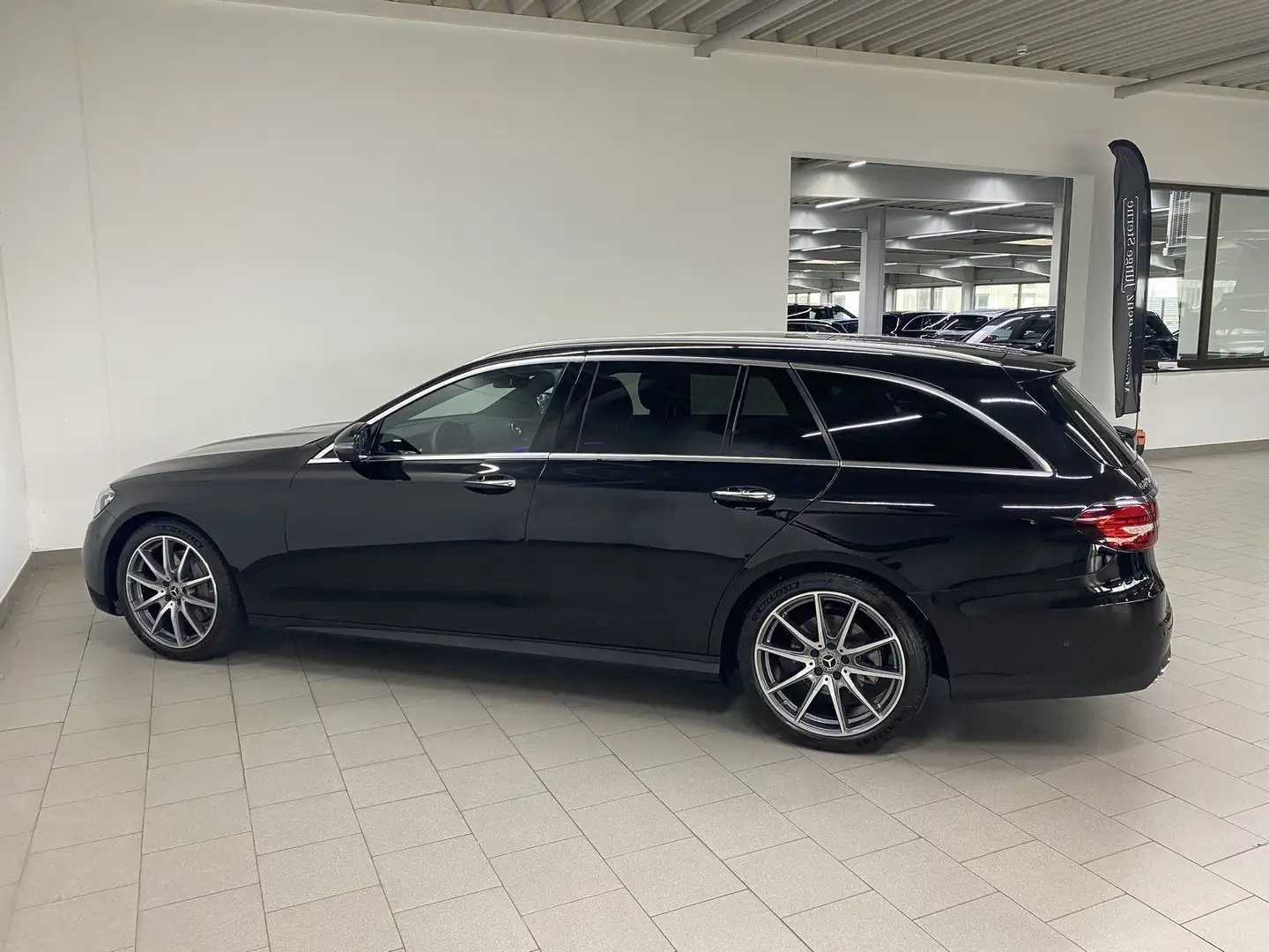 Mercedes-Benz E 220 d T AMG+DIST+PANO+AHK+MEMO+KEY+360°+AMBIEN Schwarz - 2