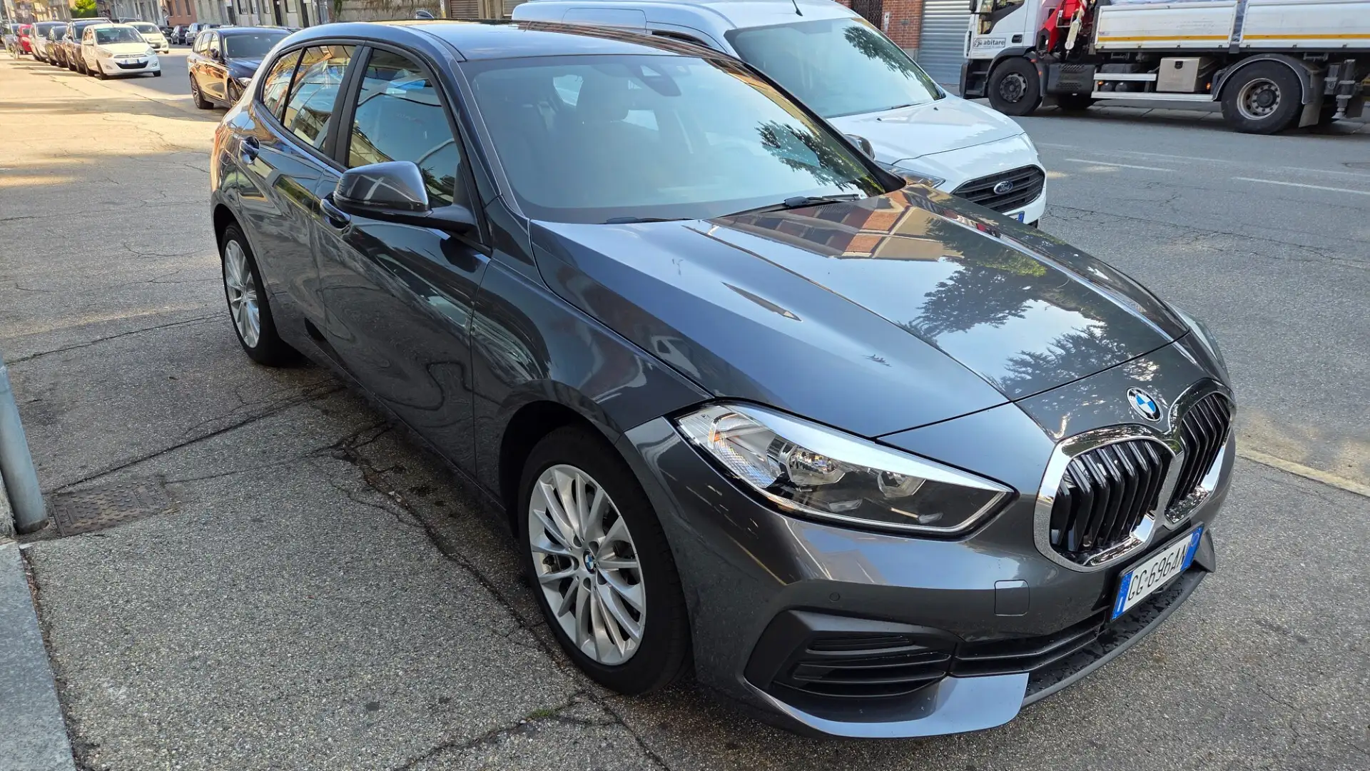 BMW 116 116d 5p. Business Advantage aut. Grau - 1