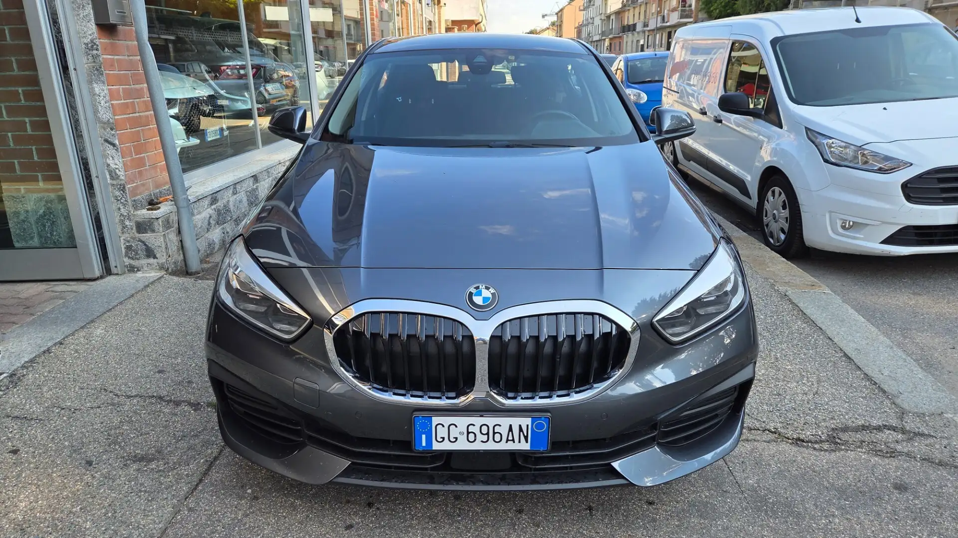 BMW 116 116d 5p. Business Advantage aut. Grau - 2