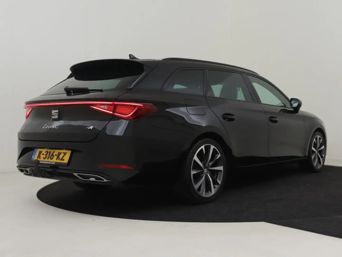 SEAT Leon Sportstourer 1.5 eTSI FR Launch Edition 150pk DSG/ Zwart - 2