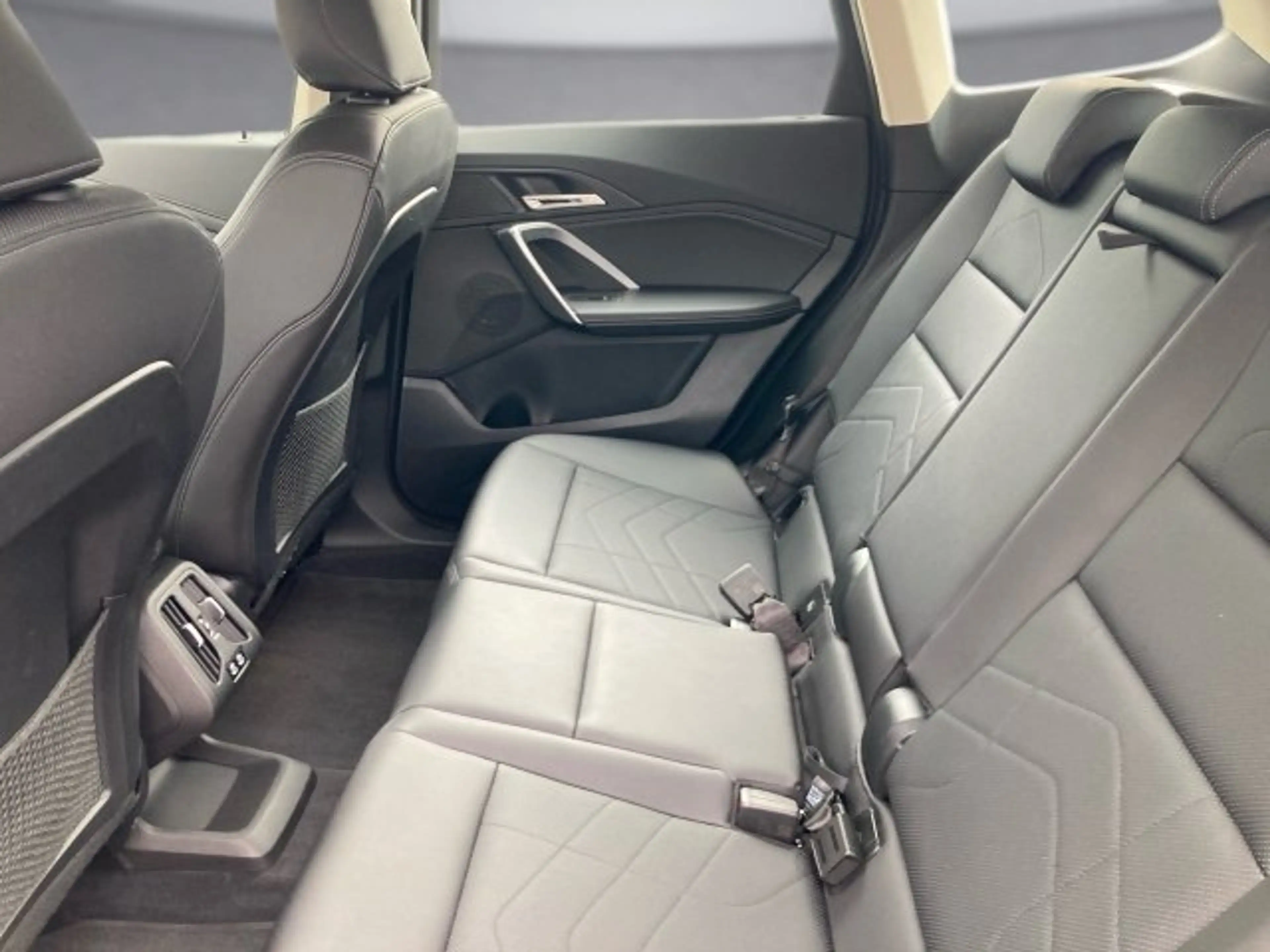BMW iX1 xDrive30 64,7kWh — photo 12