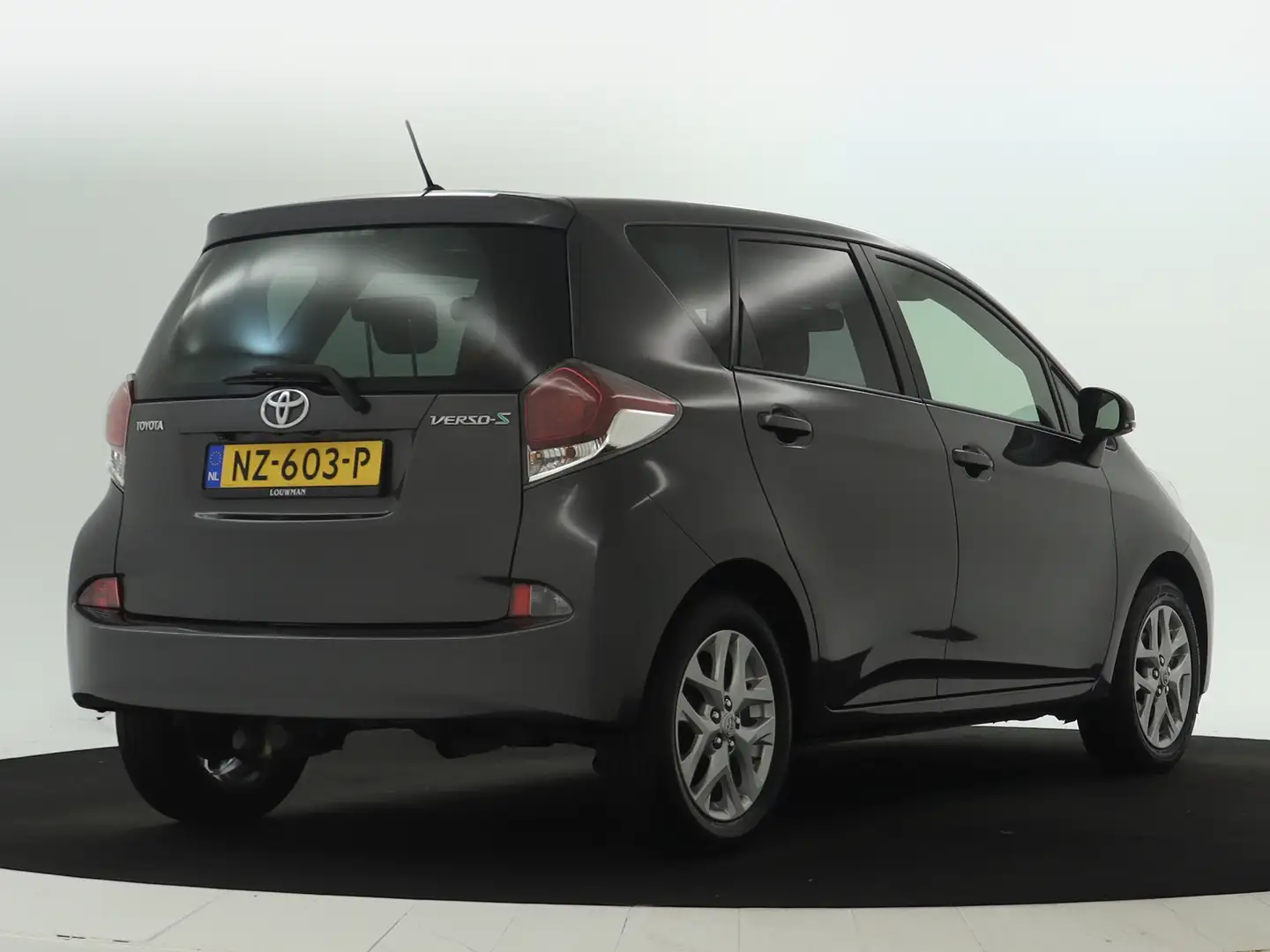 Toyota Verso-S 1.3 VVT-i Dynamic Limited | Airco | Cruise Control Grijs - 2