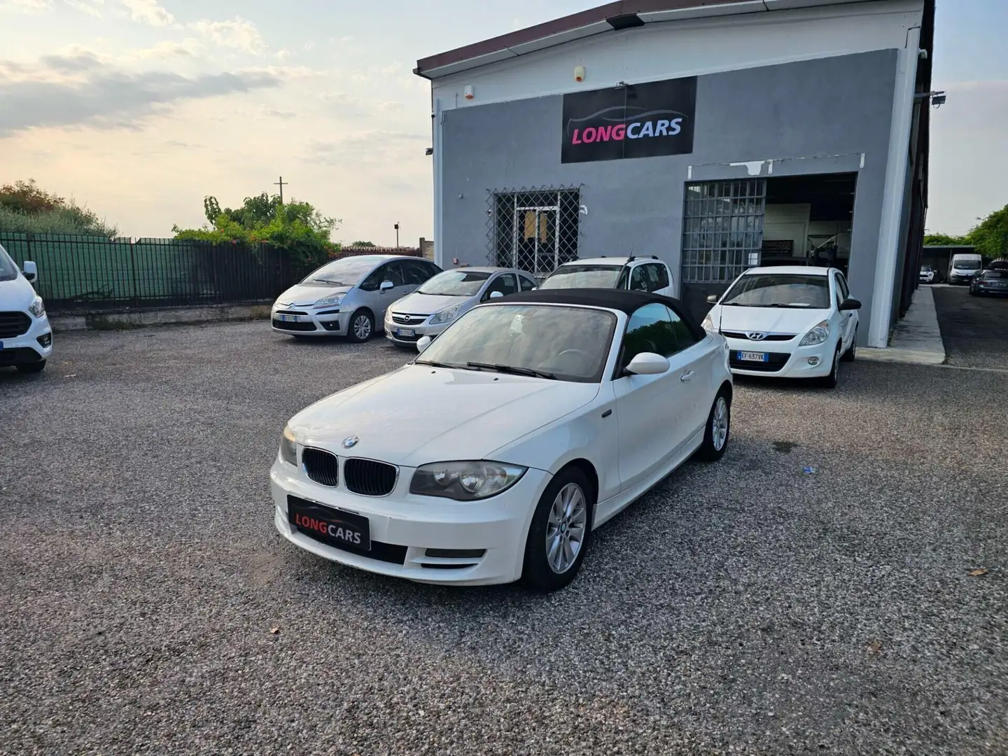 BMW 118 118d Cabrio Attiva Weiß - 1