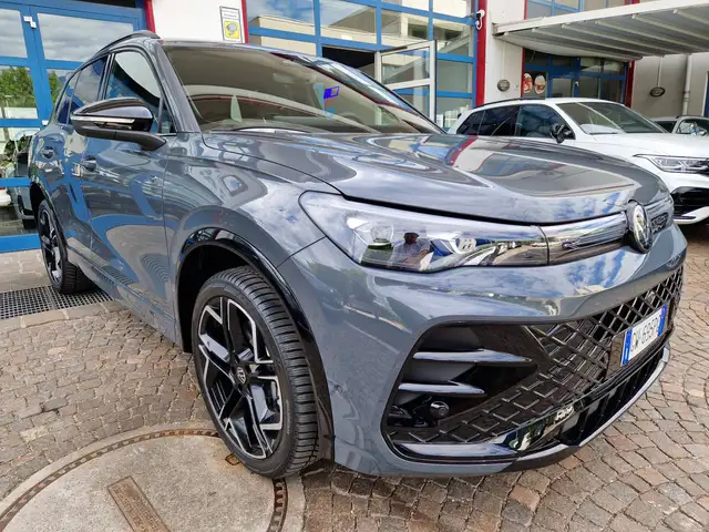 Volkswagen Tiguan view 2