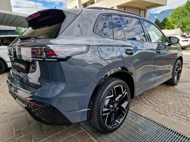 Volkswagen Tiguan view 3