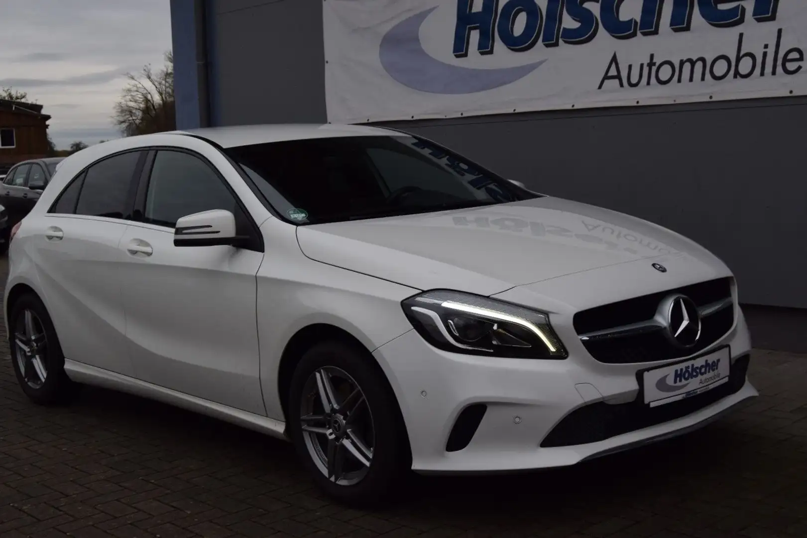 Mercedes-Benz A 200 Urban,!AUTOM!Navi,Xenon,Leder,Parks,V&H,,, Blanc - 1