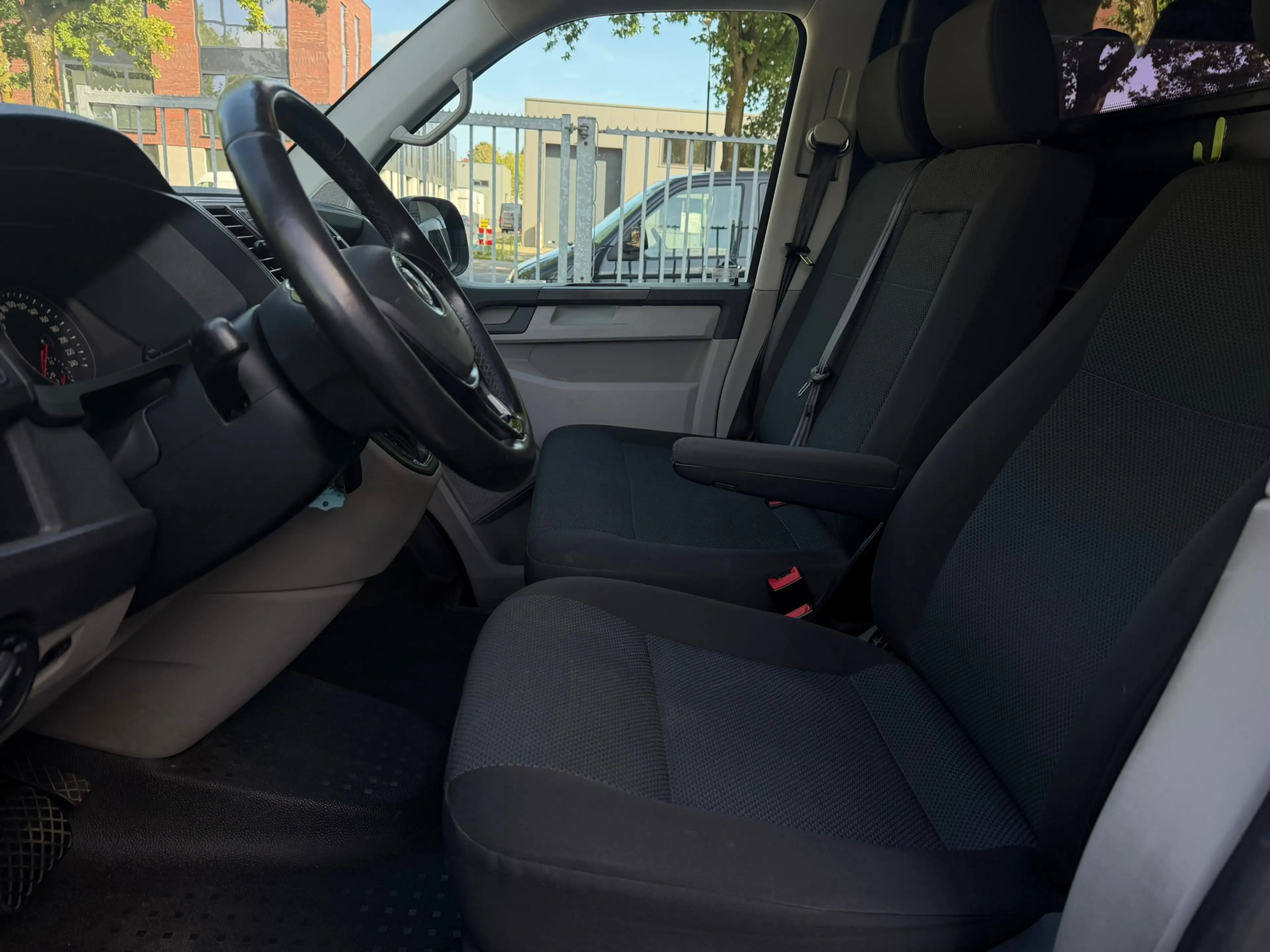 Volkswagen Transporter 2.0 TDI L1H2 Highline — photo 11