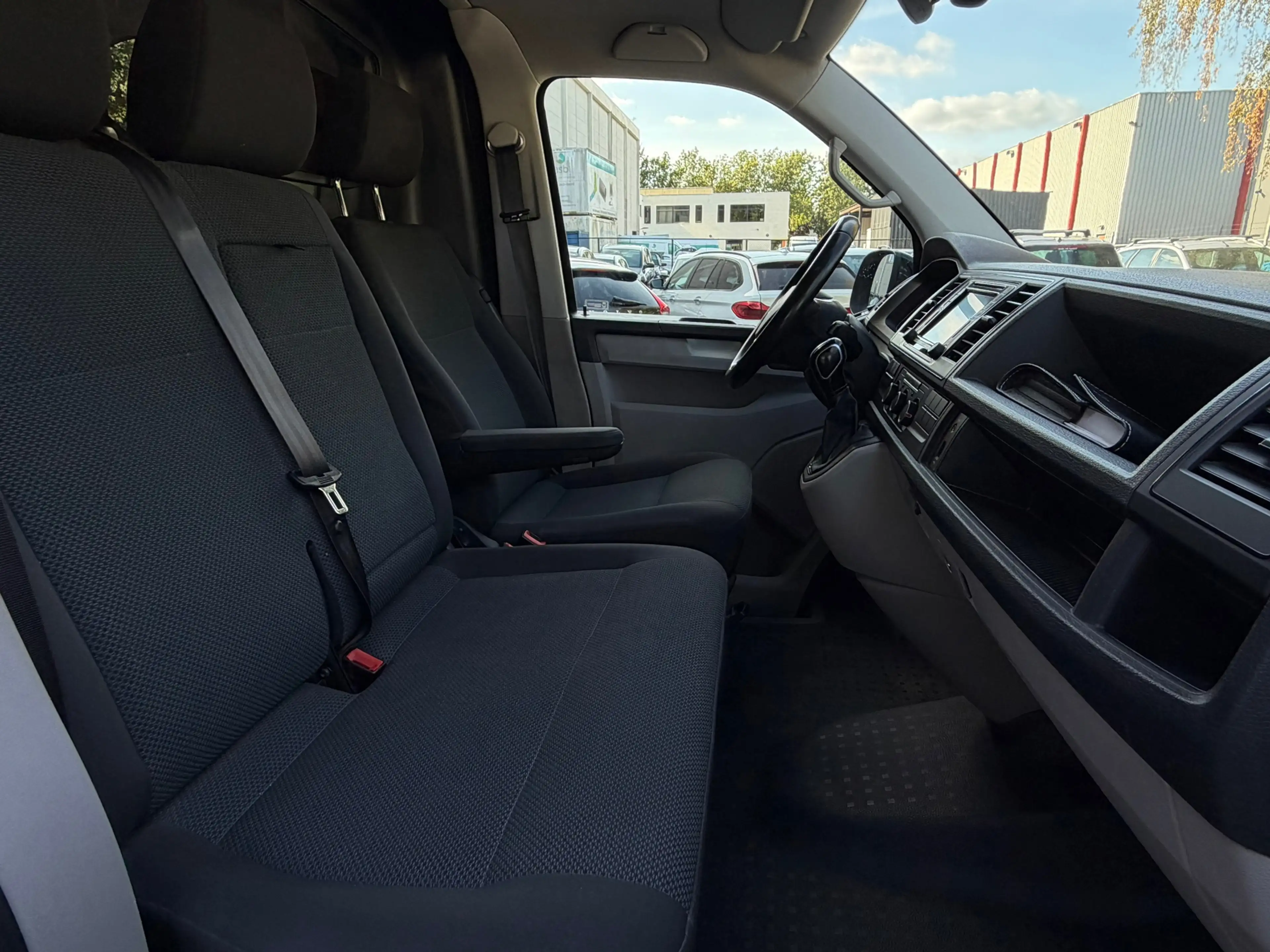 Volkswagen Transporter 2.0 TDI L1H2 Highline — photo 14