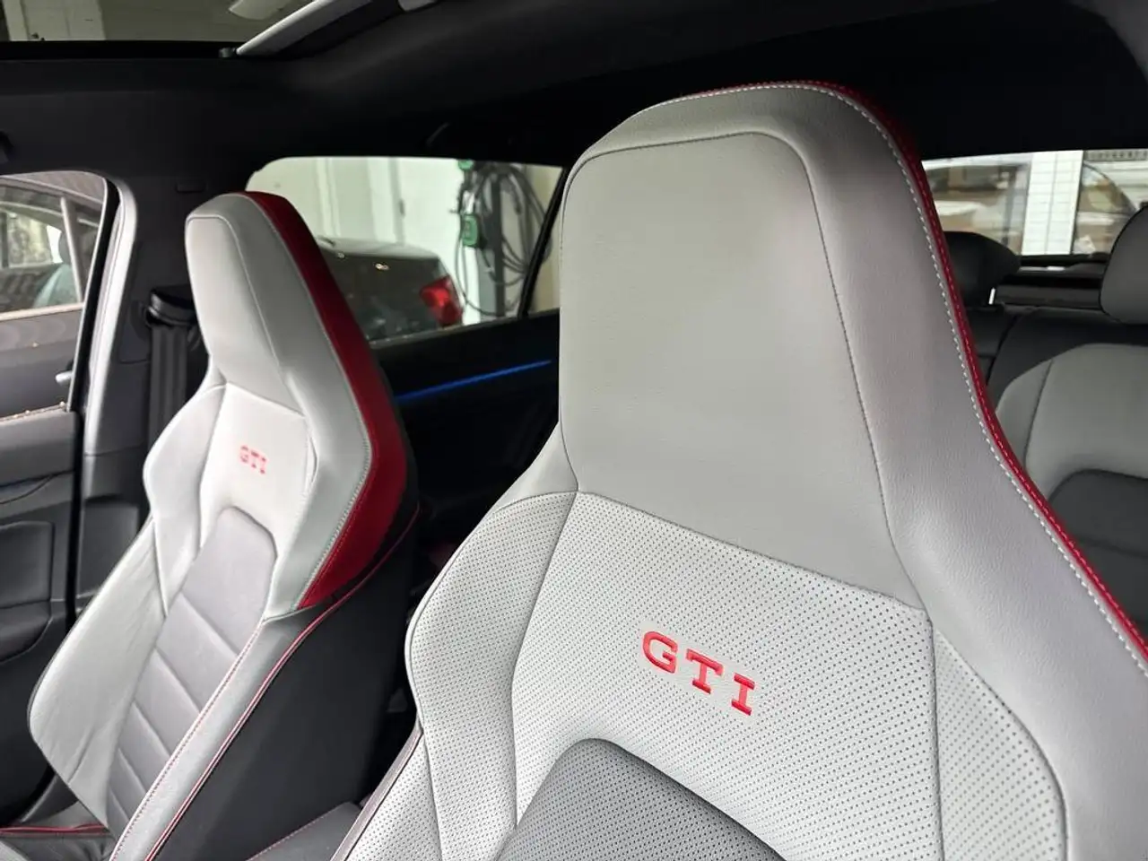 Volkswagen Golf GTI снимка Volkswagen Golf GTI