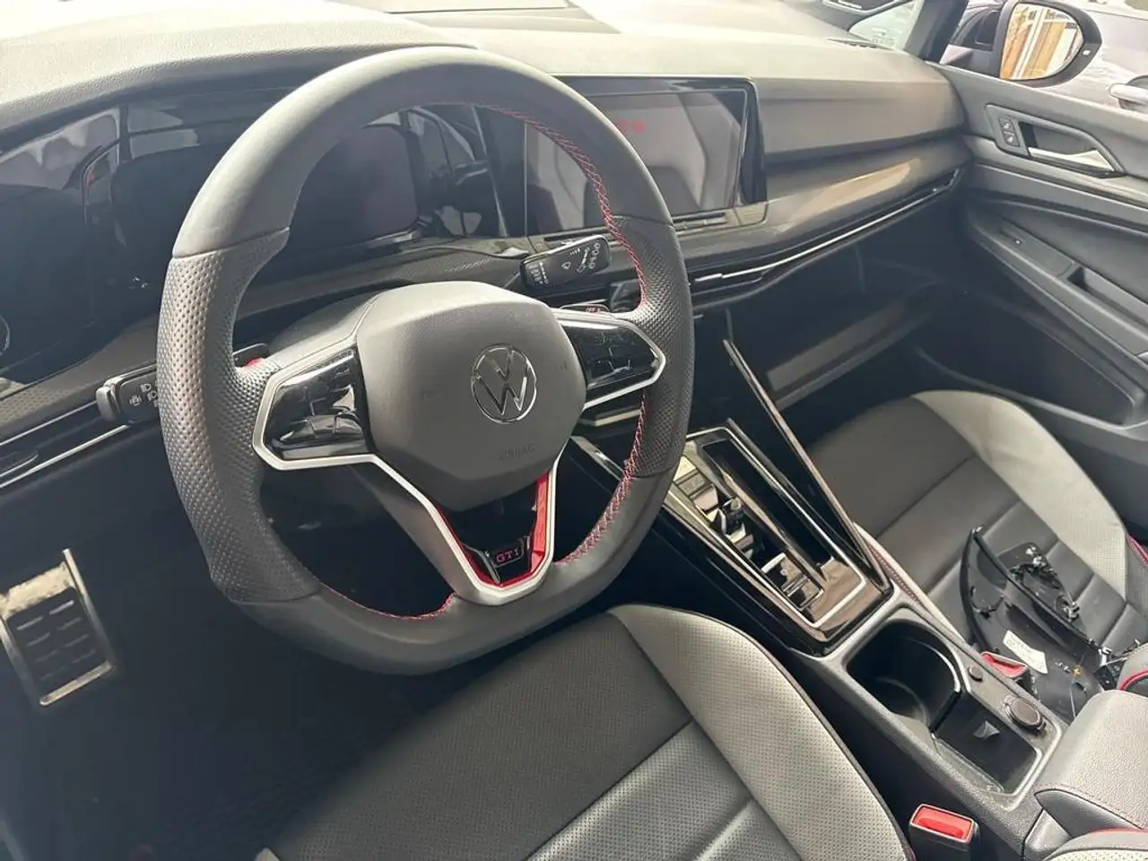 Volkswagen Golf GTI снимка Volkswagen Golf GTI