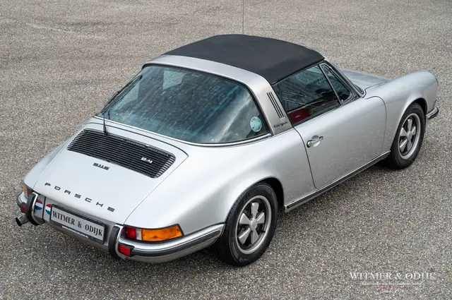 Porsche 911 view 7
