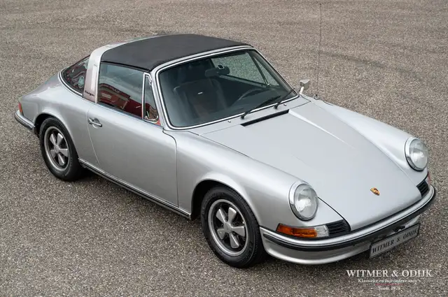 Porsche 911 view 8