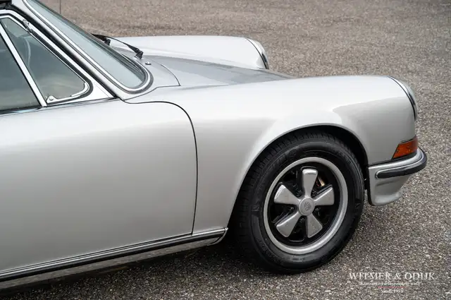 Porsche 911 view 15