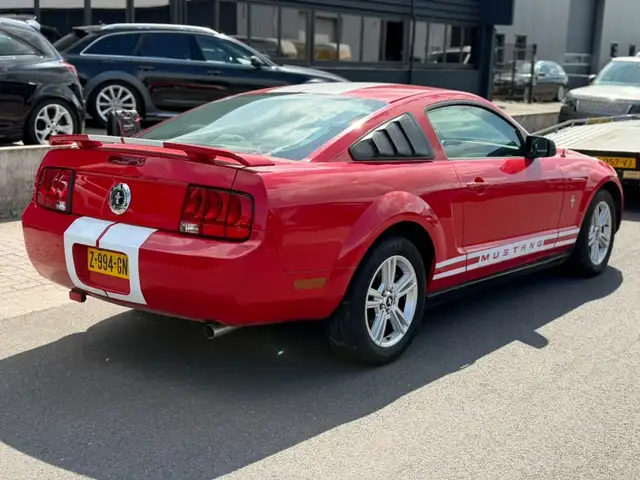 Ford Mustang view 4