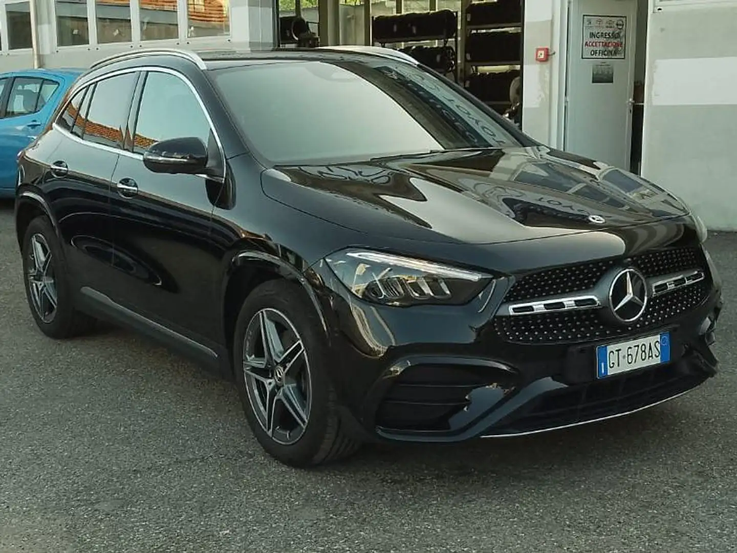 Mercedes-Benz GLA 200 GLA 200 d AMG Line Premium auto crna - 2