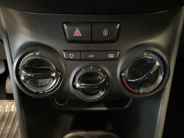 Peugeot 208 view 10