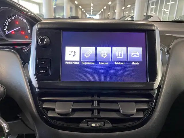 Peugeot 208 view 9