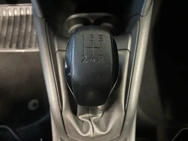 Peugeot 208 view 11