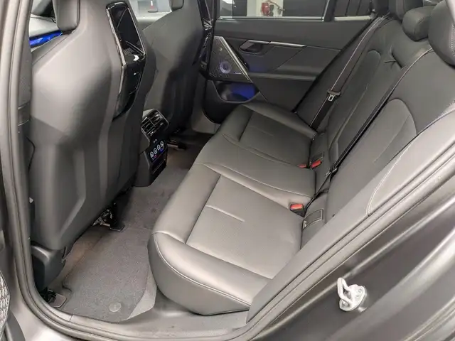 BMW M5 view 8
