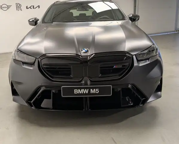 BMW M5 view 4