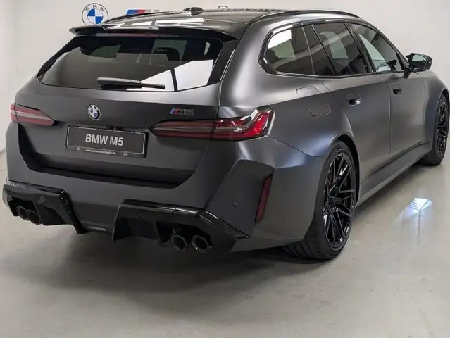 BMW M5 view 3