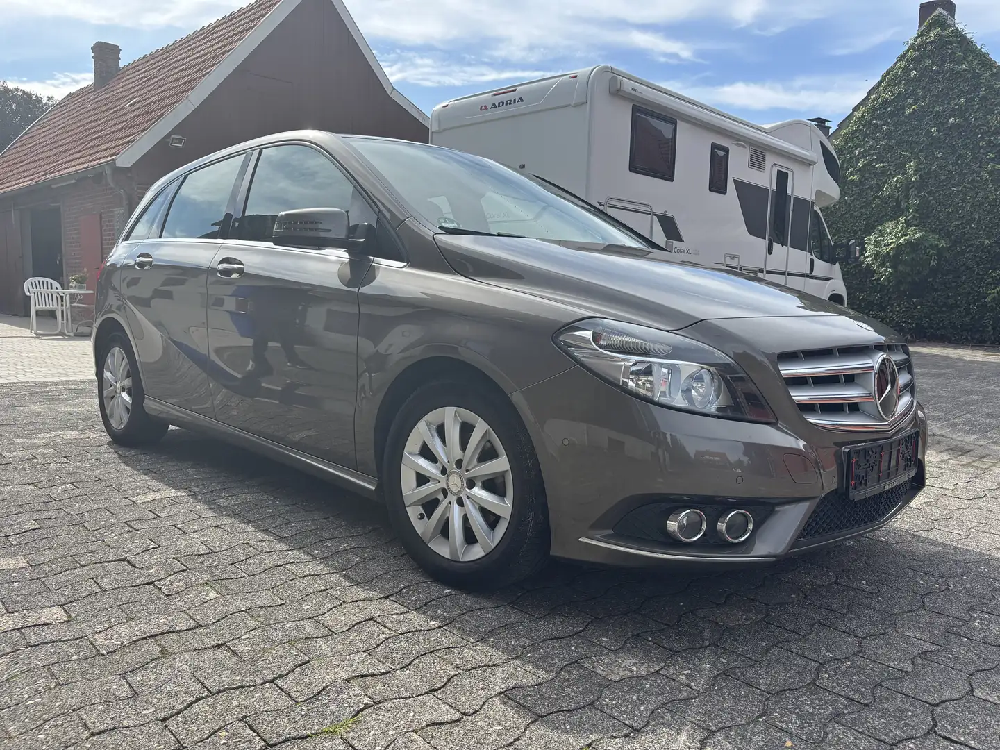 Mercedes-Benz B 180 B 180 (BlueEFFICIENCY) Brown - 1