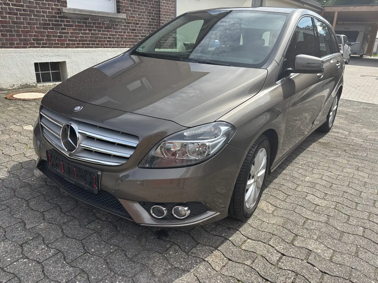 Mercedes-Benz B 180 B 180 (BlueEFFICIENCY) Brown - 2