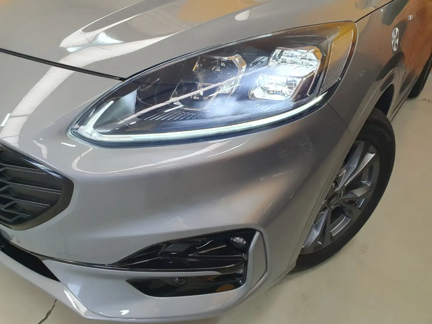 Ford Kuga 1.5 TDCI 120CV ST-LINE Gris - 2