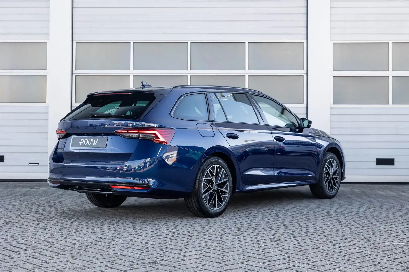 Skoda Octavia Combi 1.5 TSI 150pk MHEV Sportline Tour | Panorama Blauw - 2