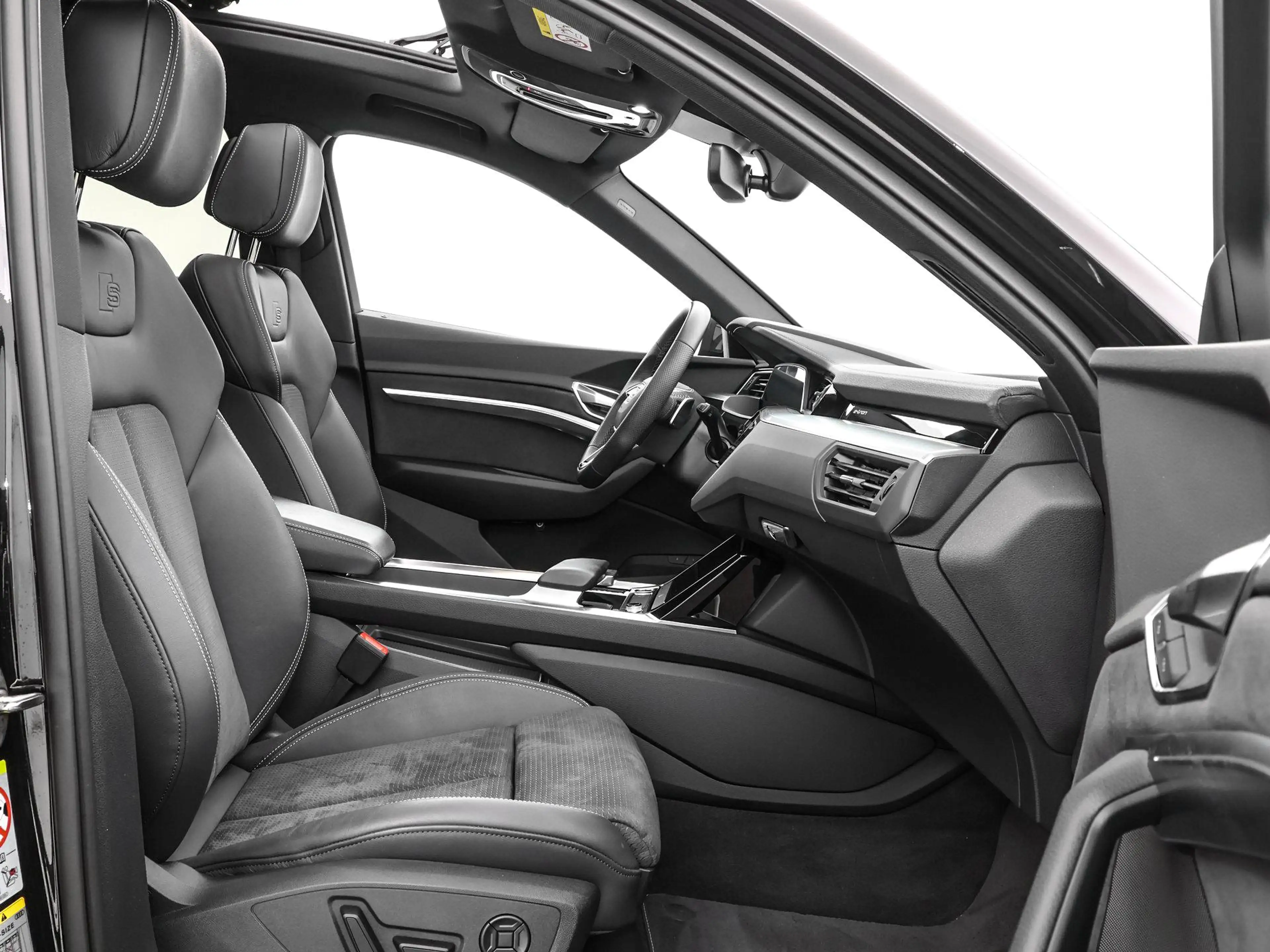 Audi e-tron 55 quattro S edition 95 kWh 408pk SOH 95,1 % · Pan — photo 12