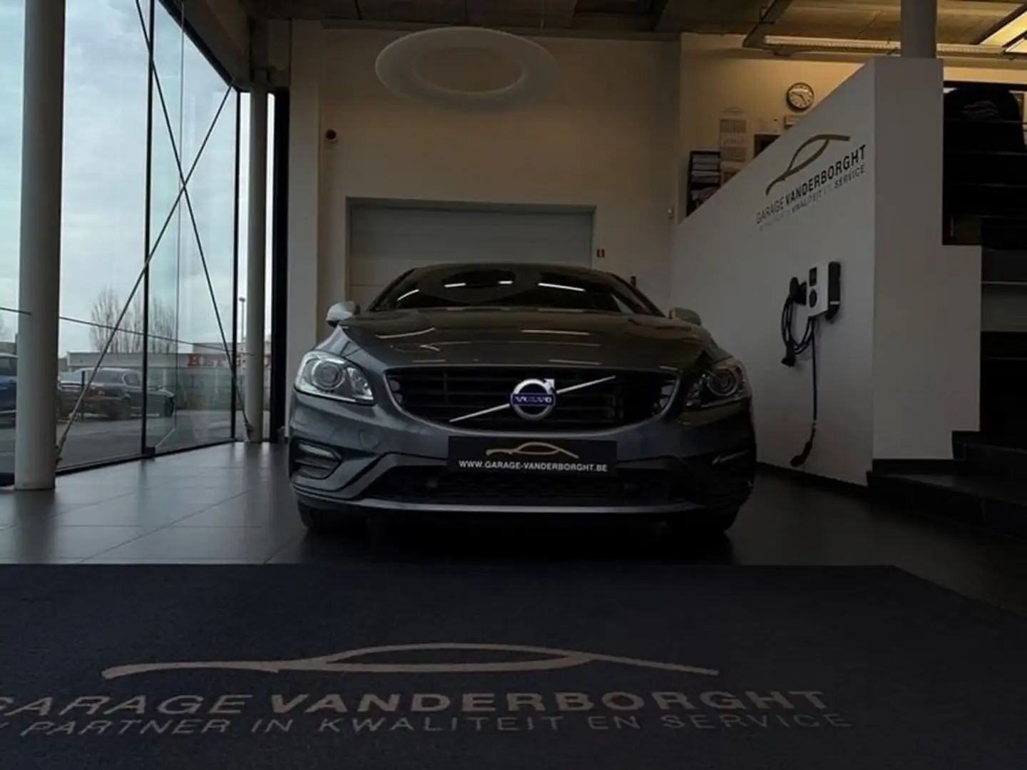 Volvo S60 R-DESIGN  AUTOMAAT Gris - 2