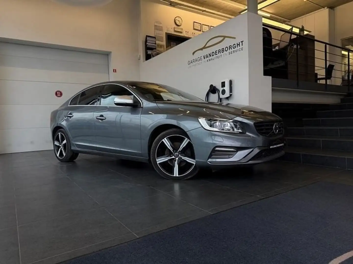 Volvo S60 R-DESIGN  AUTOMAAT Grijs - 1
