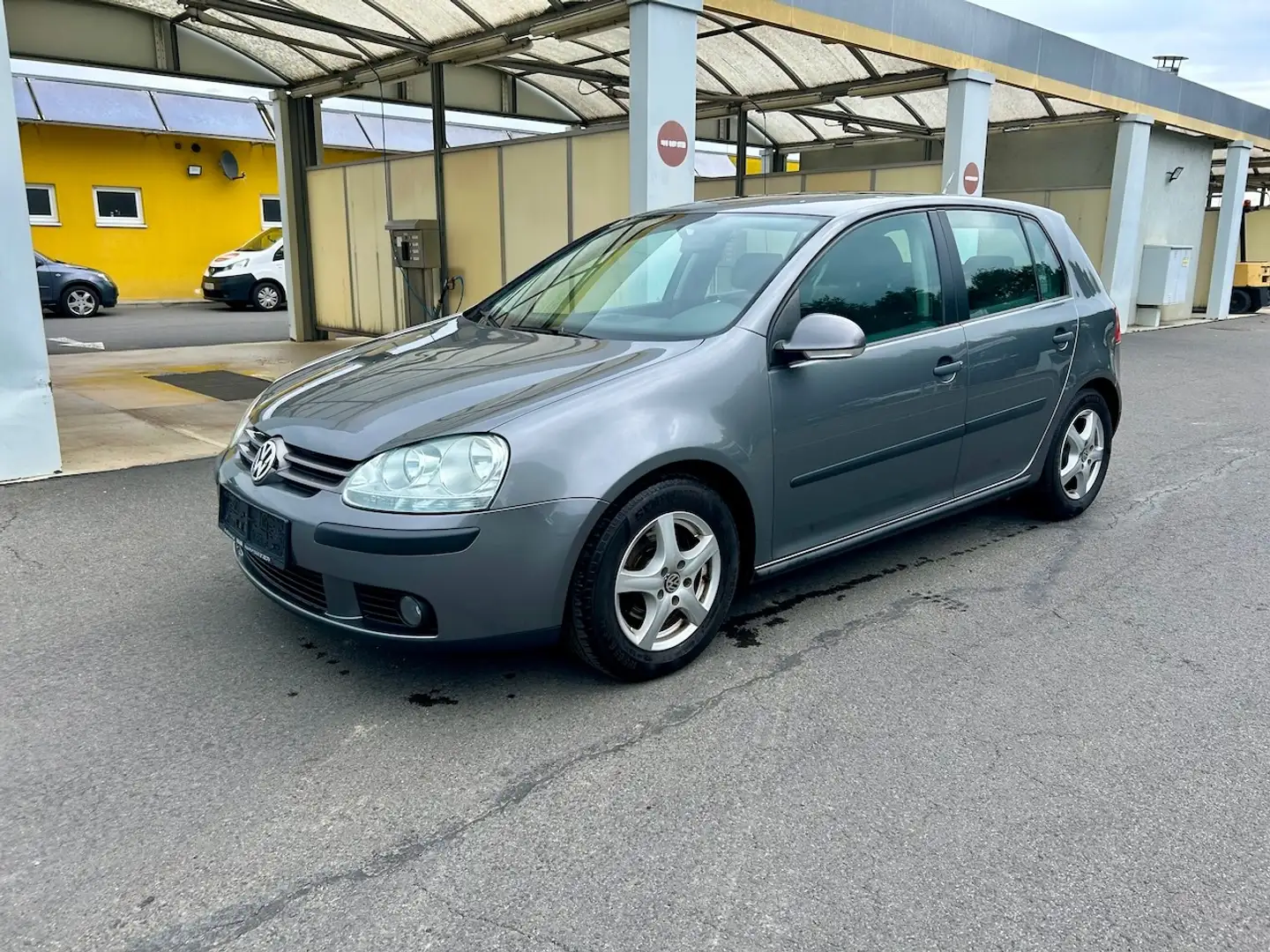 Volkswagen Golf Trendline 1,4 Grau - 1