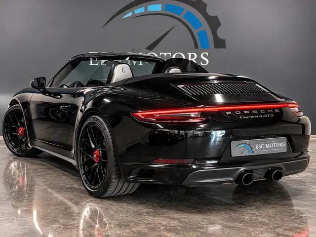 Porsche 911 view 2